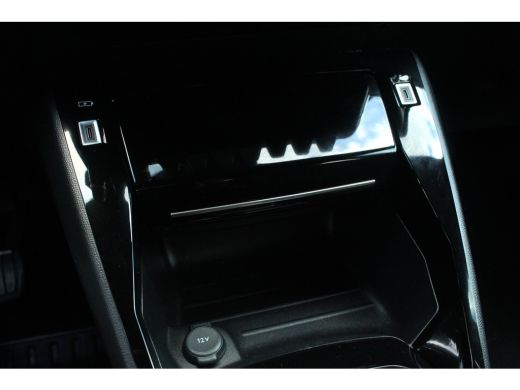 Peugeot e-2008 EV Allure 50 kWh | Climate | Navi | Cruise | Keyless | LED | DAB | PDC | Climate | Navi | Cruise ... ActivLease financial lease