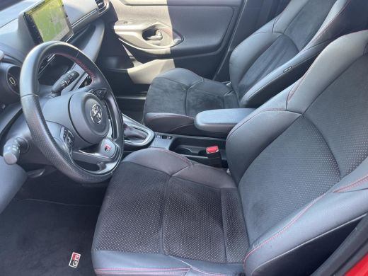 Toyota Yaris 1.5 Hybrid GR Sport | Navigatie | Stoelverwarming | Dode hoek waarschuwing | Head up display | ActivLease financial lease