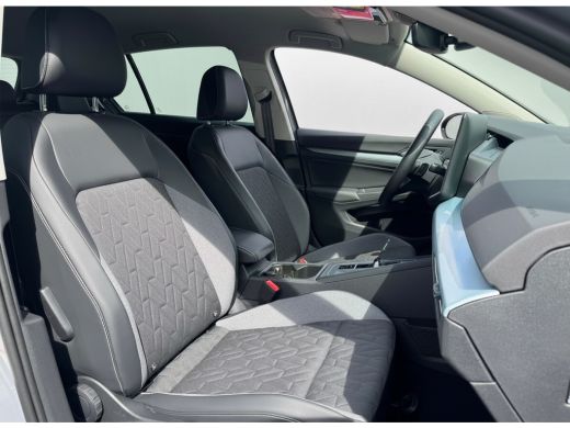 Volkswagen Golf 1.5 eHybrid 204PK PLUG IN. LIFE CAMERA/NAVI/HEAD-UP/CARPLAY ActivLease financial lease