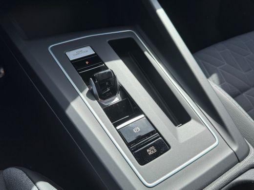 Volkswagen Golf 1.5 eHybrid 204PK PLUG IN. LIFE CAMERA/NAVI/HEAD-UP/CARPLAY ActivLease financial lease