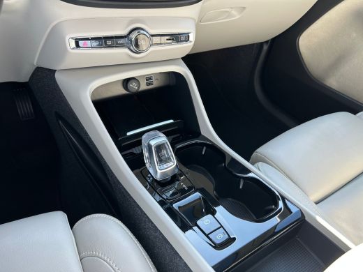 Volvo  XC40 T5 Ultimate Dark | Trekhaak | Pano | Memory | Harman/Kardon | Pilot Assist | ActivLease financial lease
