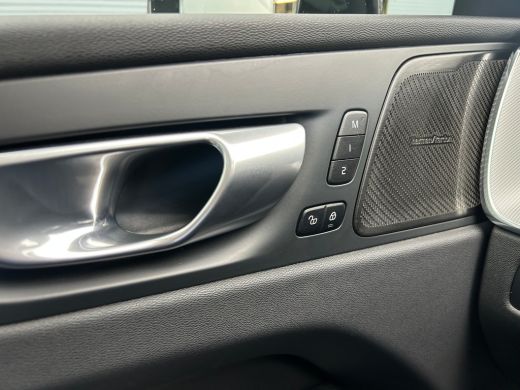 Volvo  XC60 2.0 T6 Plug-in hybrid AWD Ultimate Dark | Pano | HU-Display | Stoel & stuurverwarming | Memory | ... ActivLease financial lease