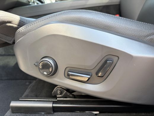 Volvo  XC60 2.0 T8 Plug-in hybrid AWD Ultra Dark T8 12 MND. BOVAG GARANTIE | HEAD UP | PANORAMA DAK | ACHTERU... ActivLease financial lease