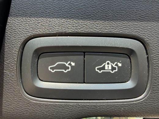 Volvo  XC60 2.0 T8 Plug-in hybrid AWD Ultra Dark T8 12 MND. BOVAG GARANTIE | HEAD UP | PANORAMA DAK | ACHTERU... ActivLease financial lease