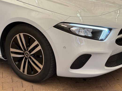 Mercedes-Benz A-Klasse 180 Luxury Line Panorama Dak | Alcantara Bekleding | LED | Widescreen | Camera | Navigatie | Park... ActivLease financial lease