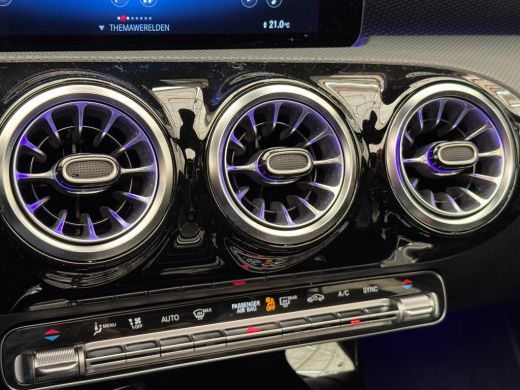 Mercedes-Benz A-Klasse 180 Luxury Line Panorama Dak | Alcantara Bekleding | LED | Widescreen | Camera | Navigatie | Park... ActivLease financial lease