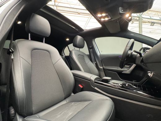 Mercedes-Benz A-Klasse 180 Luxury Line Panorama Dak | Alcantara Bekleding | LED | Widescreen | Camera | Navigatie | Park... ActivLease financial lease