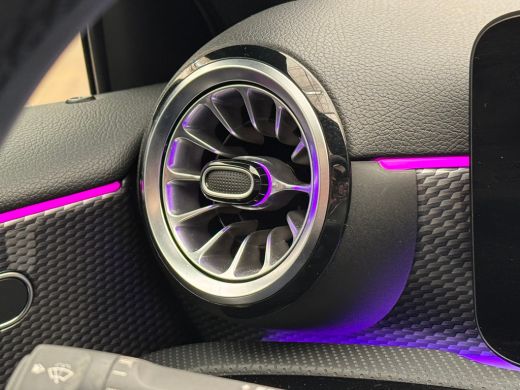 Mercedes-Benz A-Klasse 180 Luxury Line Panorama Dak | Alcantara Bekleding | LED | Widescreen | Camera | Navigatie | Park... ActivLease financial lease
