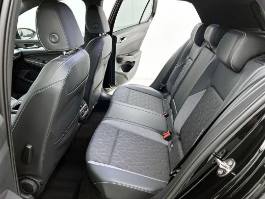 Volkswagen Golf 1.5 eTSI Black Line CAMERA | IQ Light + Grill | VIRTUAL ActivLease financial lease