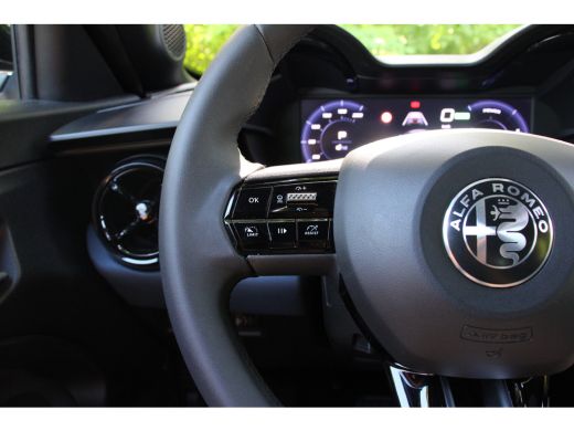 Alfa Romeo Junior Elettrica Speciale 54 kWh | ADAPTIVE CRUISE | LED | PARK SENS | CLIMA | APPLE CARPLAY/ANDROID AUT... ActivLease financial lease