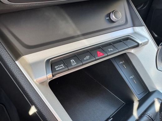 Audi Q3 45 TFSI e 245PK BUSINESS EDITION PHEV LEDER/NAVICAMERA/CARPLAY/ELEKTR.KLEP ActivLease financial lease