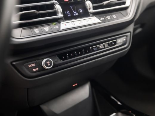 BMW 2 Serie 218 M Sport Automaat (M PAKKET, KUIPSTOELEN, 1e EIGENAAR, APPLE CARPLAY, GROOT NAVI, GETINT GLAS,... ActivLease financial lease
