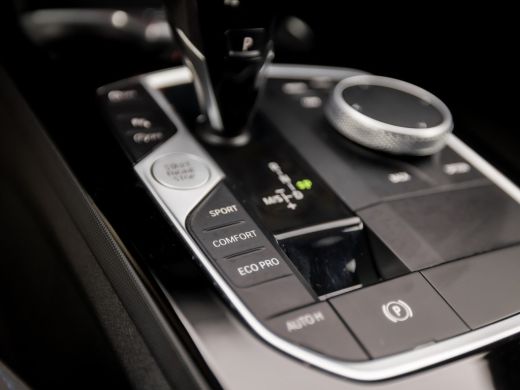 BMW 2 Serie 218 M Sport Automaat (M PAKKET, KUIPSTOELEN, 1e EIGENAAR, APPLE CARPLAY, GROOT NAVI, GETINT GLAS,... ActivLease financial lease