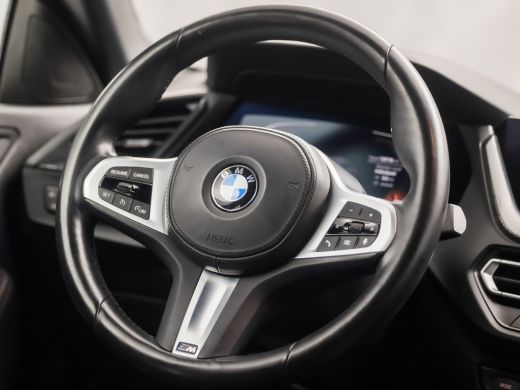 BMW 2 Serie 218 M Sport Automaat (M PAKKET, KUIPSTOELEN, 1e EIGENAAR, APPLE CARPLAY, GROOT NAVI, GETINT GLAS,... ActivLease financial lease