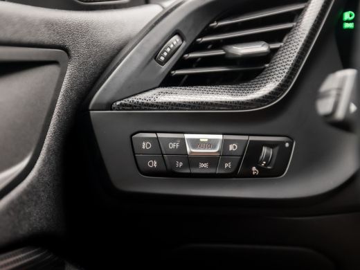 BMW 2 Serie 218 M Sport Automaat (M PAKKET, KUIPSTOELEN, 1e EIGENAAR, APPLE CARPLAY, GROOT NAVI, GETINT GLAS,... ActivLease financial lease