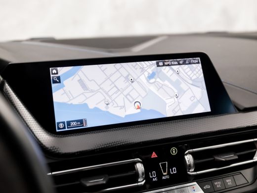 BMW 2 Serie 218 M Sport Automaat (M PAKKET, KUIPSTOELEN, 1e EIGENAAR, APPLE CARPLAY, GROOT NAVI, GETINT GLAS,... ActivLease financial lease
