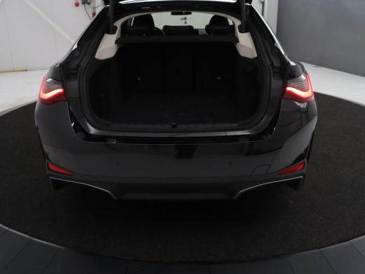 BMW i4 eDrive40 84 kWh | SOH 93,8% | Camera | Adaptive cruise | Climate control | Navigatie | DAB+ | Blu... ActivLease financial lease