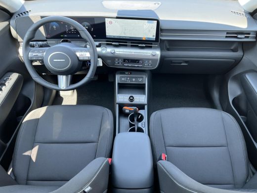 Hyundai Kona Long Range Pure Edition 64.8 kWh | Comfort Pack | WK Deal | | Uit voorraad leverbaar! | Achteruit... ActivLease financial lease