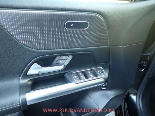Mercedes-Benz B-Klasse 200 SPORTLEER / SFEERVERLICHTING / NAVI / STOELVERWARMING / CAMERA ActivLease financial lease