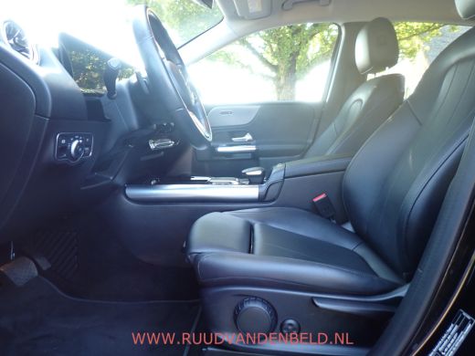 Mercedes-Benz B-Klasse 200 SPORTLEER / SFEERVERLICHTING / NAVI / STOELVERWARMING / CAMERA ActivLease financial lease