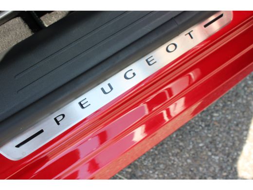 Peugeot 208 1.2 PureTech GT Pack | Navigatie | Camera | Stoelverwarming | Trekhaak | Alcantara | NL auto | Ap... ActivLease financial lease