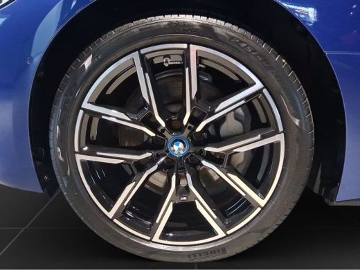 BMW i4 eDrive35 70 kWh M-SPORT ** LED, DR. ASS+, TREKH, H&K SOUND, 19-inch LMV ** 1e EIG - UNFALLFREI **... ActivLease financial lease