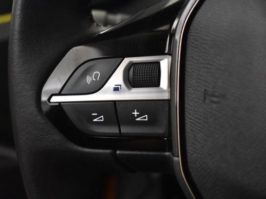 Peugeot e-2008 EV Allure Pack 50 kWh 136PK | Achteruitrijcamera | Navigatie | Apple carplay Android auto | Clima... ActivLease financial lease