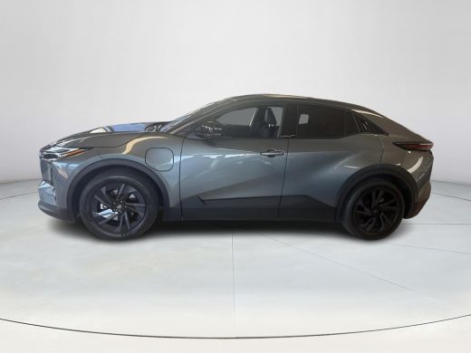 Toyota C-HR+ First Edition 77 kWh **MINERAL METALLIC/ ELEKTRISCH/ NIEUWE AUTO** ActivLease financial lease