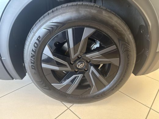 Toyota C-HR+ First Edition 77 kWh **MINERAL METALLIC/ ELEKTRISCH/ NIEUWE AUTO** ActivLease financial lease