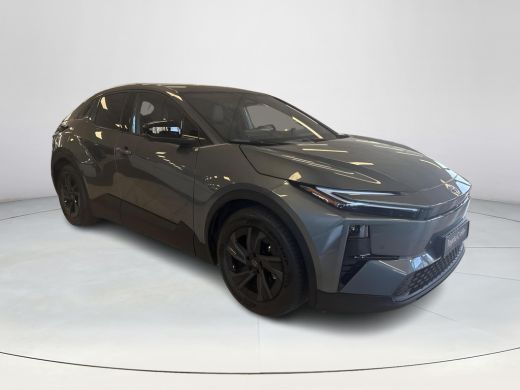 Toyota C-HR+ First Edition 77 kWh **MINERAL METALLIC/ ELEKTRISCH/ NIEUWE AUTO** ActivLease financial lease