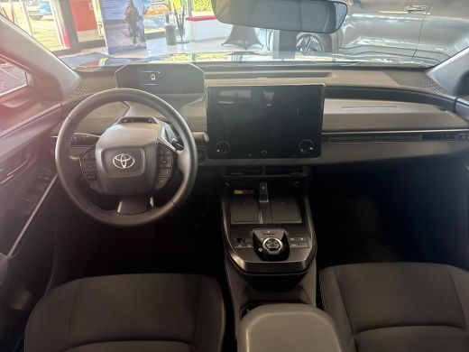 Toyota C-HR+ First Edition 77 kWh **MINERAL METALLIC/ ELEKTRISCH/ NIEUWE AUTO** ActivLease financial lease