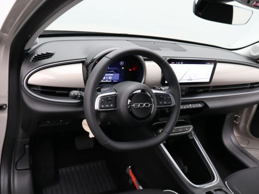 Fiat 600 1.2 Hybrid Urban | Automaat | Camera | Navi | Cruise | Clima | PDC V+A | 17" LMV | Carplay | ActivLease financial lease