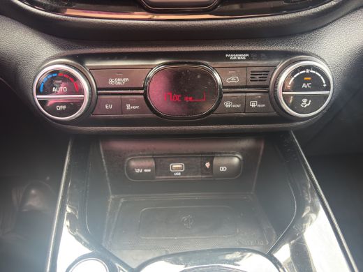 Kia e-Soul ExecutiveLine 64 kWh | Stoelverwarming + koeling | Achterbank verwarmd | Premium audio | Achterui... ActivLease financial lease