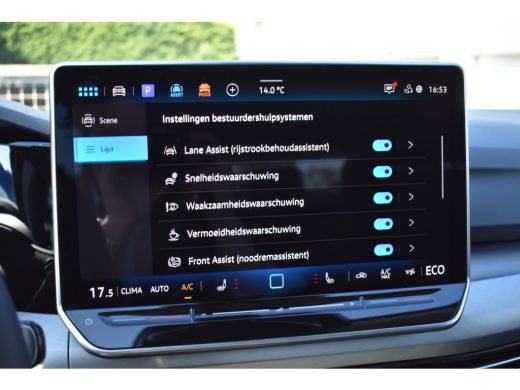 Volkswagen Golf Life Edition eHybrid | 'App-Connect' draadloze smartphone integratie | Achterbank in ongelijke de... ActivLease financial lease