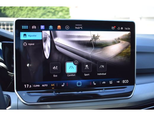 Volkswagen Golf Life Edition eHybrid | 'App-Connect' draadloze smartphone integratie | Achterbank in ongelijke de... ActivLease financial lease