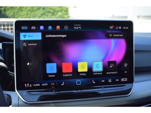Volkswagen Golf Life Edition eHybrid | 'App-Connect' draadloze smartphone integratie | Achterbank in ongelijke de... ActivLease financial lease