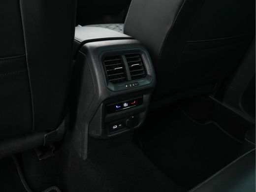 Volkswagen Tiguan 1.4 TSI eHybrid R-Line Business+ (Plug-in) (INCL-BTW) Aut. *LEATHER-FABRIC | FULL-LED | ADAPTIVE-... ActivLease financial lease