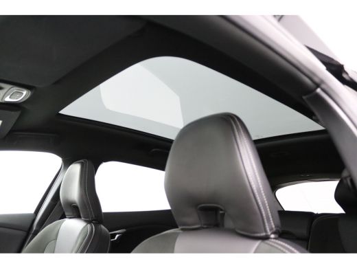 Volvo  V40 T3 Polar+ Sport | Panoramadak | Harman Kardon | Camera | Parkeersensoren voor en achter | Stoelve... ActivLease financial lease