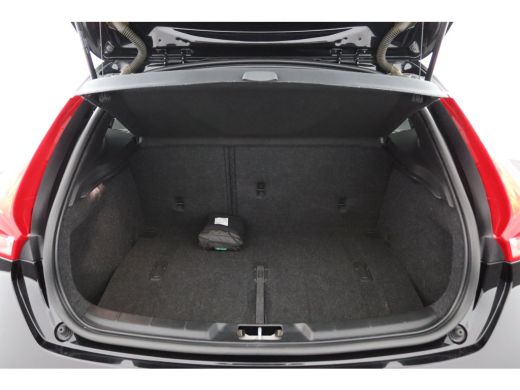 Volvo  V40 T3 Polar+ Sport | Panoramadak | Harman Kardon | Camera | Parkeersensoren voor en achter | Stoelve... ActivLease financial lease