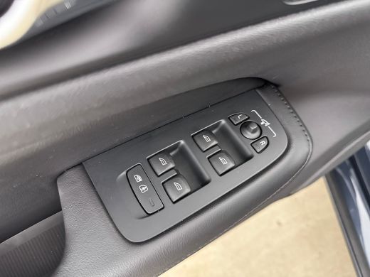 Volvo  V60 B3 Essential Edition | 17" | Leder | Google | BTW auto | Parkeercamera | Stoel/Stuurverwrming | P... ActivLease financial lease