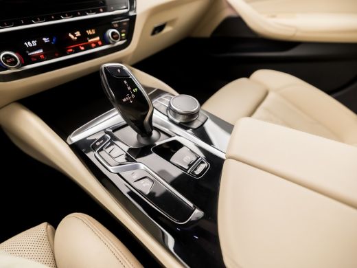 BMW 5 Serie 530e M Sport High Executive 293Pk Automaat (GROOT NAVI, M PAKKET, HEAD-UP DISPLAY, APPLE CARPLAY,... ActivLease financial lease