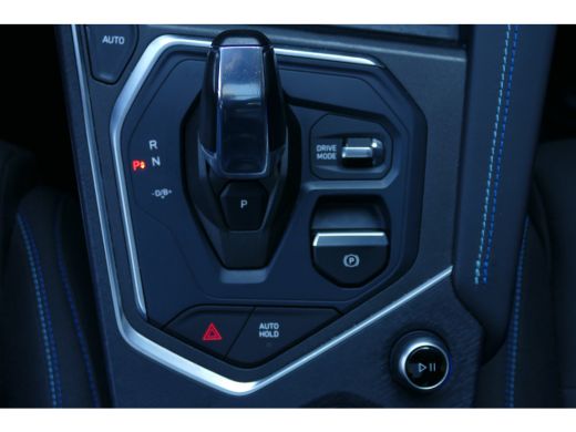 Lynk & Co 01 1.5 262PK PLUG-IN HYBRID AUTOMAAT / CAMERA V+A / PANO.DAK / KEYLESS / ELEKTR. ACHTERKLEP / 20" LM... ActivLease financial lease