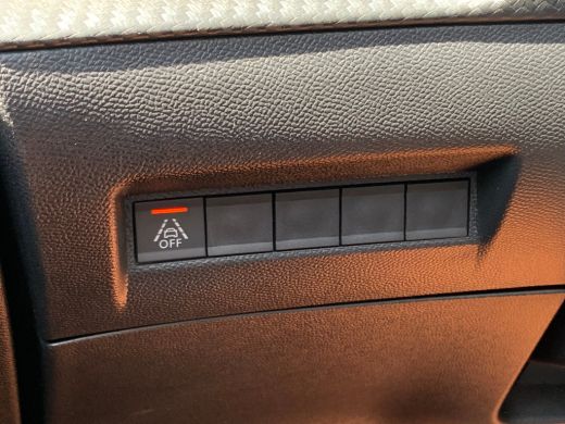 Peugeot 2008 1.2 PureTech GT Airco | Camera | Cruise Control | DAB | LED | LMV 17" | Navi | PDC V&A | Pano | T... ActivLease financial lease