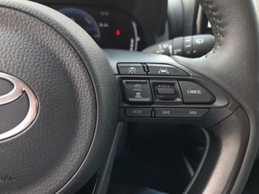 Toyota Yaris 1.5 Hybrid 115 Dynamic | Stoel/Stuur verw. | Parkeersens. | Blindspot | Rijklaar incl. garantie | ActivLease financial lease