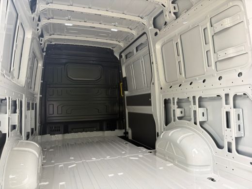 Volkswagen Crafter 35 2.0 TDI L3H3 Trendline 140PK | 270 graden achterdeuren | app connect ActivLease financial lease