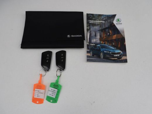 Skoda Octavia Combi 1.0 e-TSI Business Edition | Cruise control | Park assist | Carplay | LED | Cruise control ... ActivLease financial lease