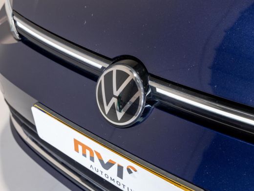 Volkswagen Golf 1.5 eTSI R-Line Business+ 150pk / Dodehoek detectie / Elektrisch verstelbare stoelen met geheugen... ActivLease financial lease