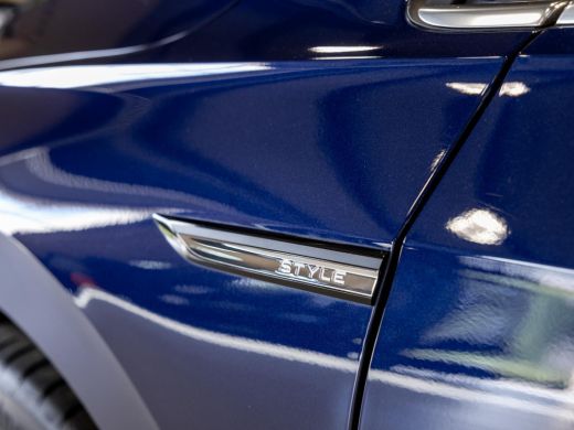 Volkswagen Golf 1.5 eTSI R-Line Business+ 150pk / Dodehoek detectie / Elektrisch verstelbare stoelen met geheugen... ActivLease financial lease