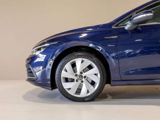 Volkswagen Golf 1.5 eTSI R-Line Business+ 150pk / Dodehoek detectie / Elektrisch verstelbare stoelen met geheugen... ActivLease financial lease