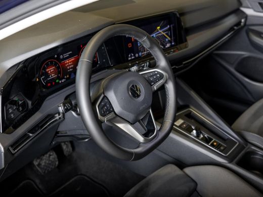 Volkswagen Golf 1.5 eTSI R-Line Business+ 150pk / Dodehoek detectie / Elektrisch verstelbare stoelen met geheugen... ActivLease financial lease